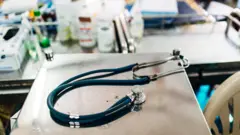 የሐኪሞች ማዳመጫ ጠረጴዛ ላይ