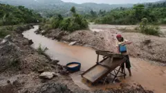 Filipinler'de olduğu gibi dünyanın bazı bölgelerinde cıva, küçük ölçekli madencilik faaliyetlerinde altını ayrıştırmak için hala kullanılıyor