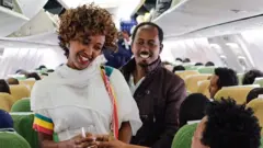 Ingenzi ziriko zirayaga mu ndege ya Ethiopian Airlines ivuye ku kibuga mpuzamakungu ca Bole i Addis Abeba, Ethiopia, ija ku murwa mukuru wa Eritrea, Asmara, ku wa 18 Mukakaro (7), 2018