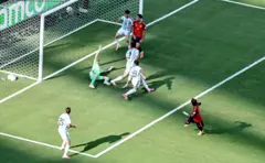 Ferran Torres (derecha), de España, marca el primer gol durante la final de la Copa Mundial de la FIFA 2026 entre España y Argentina, en Nueva Jersey, Estados Unidos, el 19 de julio de 2026.