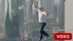 'எனக்கும் பயம் இருக்கும்' - துபாய் கோபுரங்களுக்கு இடையே அந்தரத்தில் நடந்து சாதனை