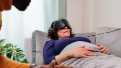 Mulher passa por uma sessão de administração de psicodélicos com a empresa britânica Compass Pathways