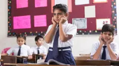 පාසල් සිසුවියක් දඬුවමකට ලක්ව සිටගෙන සිටියි