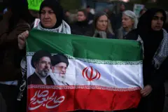 Эрондаги ҳукумат қўлловчилари.