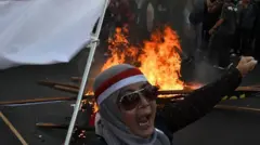 Pengunjuk rasa kecewa dengan keputusan Mahkamah Konstitusi 