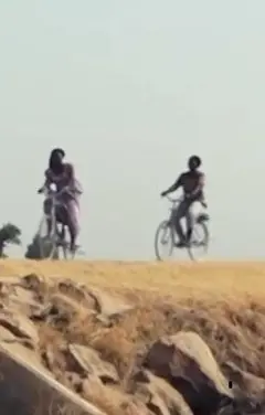 Duas mulheres andando de bicicleta