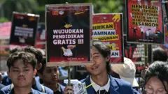 Ilustrasi: Mahasiswa berdemonstrasi menuntut pendidikan gratis, upah tinggi, asuransi kesehatan yang lebih baik, dan penarikan kembali Omnibus Law.