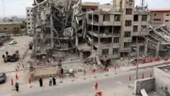 ينظر إيرانيون إلى صور ضحايا يقولون إنهم قُتلوا في طهران خلال الحرب الأمريكية الإسرائيلية على إيران