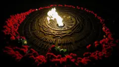 گل‌هایی در کنار شعله ابدی در مجتمع یادبود در نزدیکی روستای زایتسوو گذاشته شد.۱۹ آوریل، روسیه برای اولین بار روز یادبود نسل‌کشی مردم شوروی در طول جنگ بزرگ میهنی را گرامی داشت. 