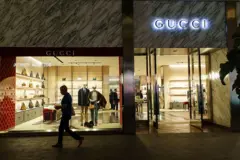 Um consumidor passa em frente a uma loja da Gucci em um shopping em San Diego (EUA)