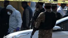 طوقت الشرطة المنطقة القريبة من محكمة منطقة في إسلام آباد بعد الانفجار.