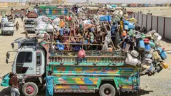 Afgan göçmenleri ve eşyalarını taşıyan bir kamyon. Fotoğraf 11 Nisan'da çekilmiş. 