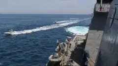 মর্কিন যুদ্ধজাহাজের খুব কাছ থেকে ছুটে যাচ্ছে ইরানি গানবোট