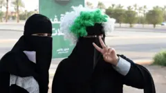 مشجعتان سعوديتان