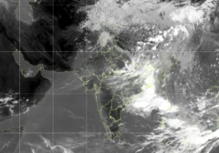 હવામાન નિષ્ણાતો અનુસાર, પશ્ચિમ-ઉત્તર અને મધ્ય ભારતમાં 'મોન્સૂન બ્રેક'ને કારણે અનેક દિવસો સુધી વરસાદ ન પડે તેવી શક્યતા છે. ગુજરાત હવામાન વરસાદ પાણી ખેતર ખેડૂત પાક વાવેતર ખાતર ચોમાસું રેલ દુકાળ બીબીસી ગુજરાતી ન્યૂઝ સમાચાર ગુજરાત