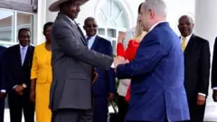 ቀዳማይ ሚኒስተር እስራኤል በንጃሚን ነታንያሁ (የማን) ምስ ፕረዚደንት ዩጋንዳ ዩወሪ ሙሰቨኒ ኣብ ካምባላ እንዳተራኸበ