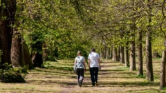 Casal andandoroleta numerosum parqueroleta numerosLondres, no Reino Unido