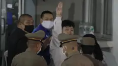 เพนกวินชูสามนิ้ว