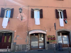 Orvieto sokaklarında pencerelere kefen asıldı