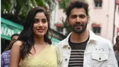 ممثلا بوليوود جانفي كابور (يسار) وفارون داوان في صورة خلال حدث ترويجي لفيلمهم "باوال '' في مومباي في 24 يوليو/تموز 2023