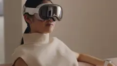 Una mujer porta un Apple Vision Pro