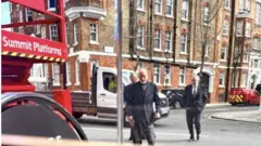 په خواله رسنیو کې په دې تړاو یو تصویر هم لاس پر لاس کېږي، چې پکې د ښاغلي کرزي تر څنګ د ده په حکومت کې د ملي امنیت شورا سلاکار زلمی رسول هم تر سترګو کېږي.