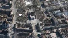 Ukrayna Mariupol'deki tiyatroya yapılan hava saldırısının ardından bölgeyi gösteren uydu fotoğrafları.