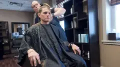 Mulher em salão de beleza cortando o cabelo