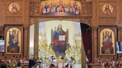 أقباط أرثوذكس مصريون أثناء حضور قداس عيد الميلاد في كنيسة القديس مرقس القبطية الأرثوذكسية في الكويت