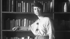 Margaret Sanger em frente a livros