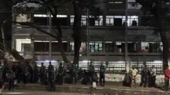 বুয়েটের একটি হলের সামনে পুলিশ সদস্যরা দাঁড়িয়ে ও বসে আছেন