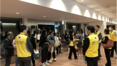 21일 주일 한국대사관 관계자들이 도쿄 하네다 공항에서 일본 수송기를 이용해 이스라엘을 빠져나온 한국인들을 맞이하고 있다