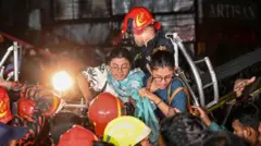 बांगलादेश: 'आगीचा लोळ माझ्या अंगावर आला', ढाक्यातील आगीमध्ये 43 मृत्युमुखी