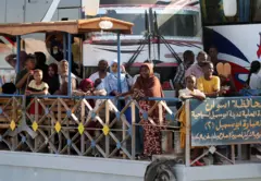 صدر قرار رسمي مصري يمهل الأجانب والمقيمين في البلاد بشكل غير شرعي مهلة حتى سبتمبر/ أيلول المقبل لتسوية أوضاعهم.