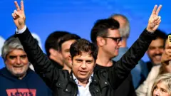 Axel Kicillof acenando para pessoas em evento político