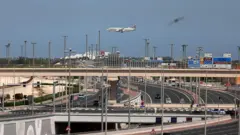 Avião decolando do Aeroporto Internacional de Hamad em Doha, no Catar