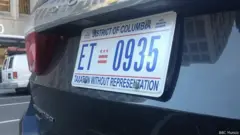Placa con el lema reivindicativo "Impuestos sin representación"