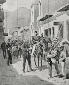 Unos soldados uniformados caminando y uno de ellos montado en un caballo