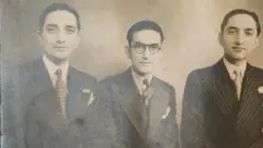 याक़ूबज़ादा बंधु. यूनुस ख़ाँ बाएं और याक़ूब ख़ाँ सबसे दाएं