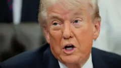 Trump fala com semblante sério
