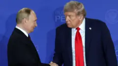 Трамп і Путін тиснуть руки