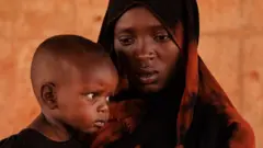Kobra Yagoub-Sharaf areze umukobwa wiwe Eldin i Darfur ku rubibe Chad ihana na Sudani ahejeje kuronswa ivya ngombwa itariki 20 Ndamukiza (4)