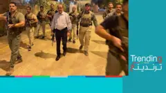 نوري المالكي يحمل سلاحا بعد اقتحام الصدريين البرلمان العراقي