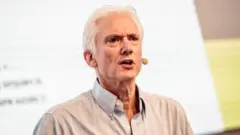 Jerry Kaplan fala em um evento