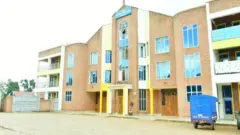 Kanisa la Mtakatifu Karoli Lwanga lililopo katika eneo la Nyamirambo mjini Kigali leo milango yake ilifungwa kutokana na hofu ya maambukizi ya coronavirus
