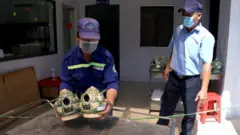 Tro cốt người mất vì COVID-19 sau khi hỏa táng được đưa vào khu vực ghi thông tin, đóng hộp cac-tông đợi quân đội đến nhận sáng 16-8 tại Nghĩa trang Bình Hưng Hòa