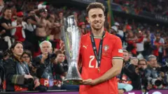 Діогу Жота позує для фотографії з трофеєм Ліги націй УЄФА після перемоги своєї команди в чемпіонаті УЄФА