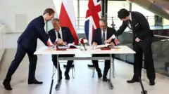 Premier Wielkiej Brytanii Keir Starmer oraz premier Polski Donald Tusk uczestniczą w ceremonii podpisania brytyjsko-polskiego traktatu o obronie i bezpieczeństwie w bunkrze Bitwy o Anglię w Uxbridge w Wielkiej Brytanii, 27 maja 2026 r. REUTERS/Jack Taylor/Pool
