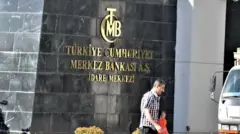 Merkez Bankası binasının önünden geçen bir adam
