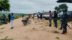 Àwọn ẹ̀ṣọ́ ààbò tó mú àwọn màálù àti darandaran tó da ẹran jẹ oko olóko